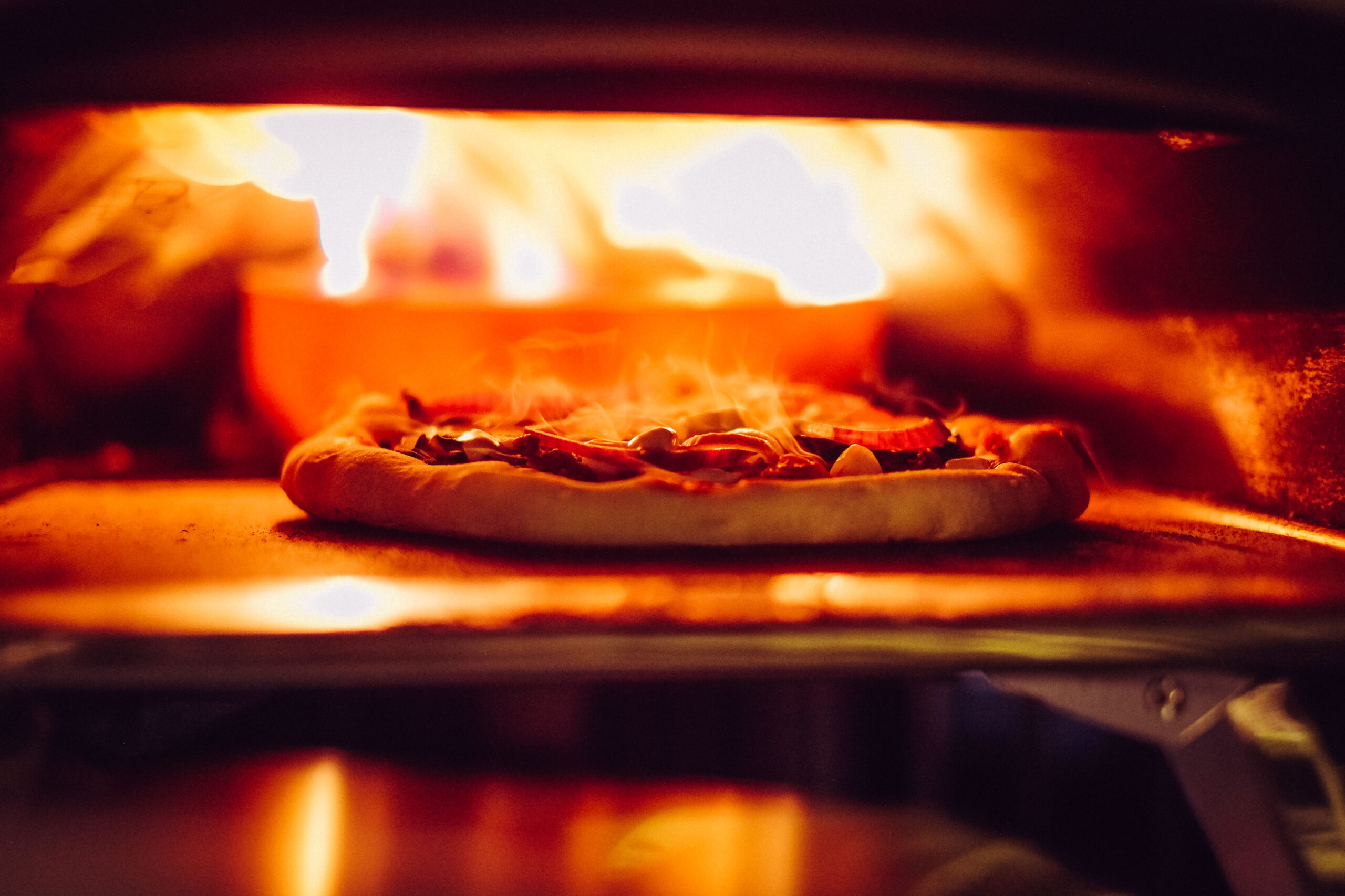 Pizza mit Hackfleisch und gegrillter Aubergine