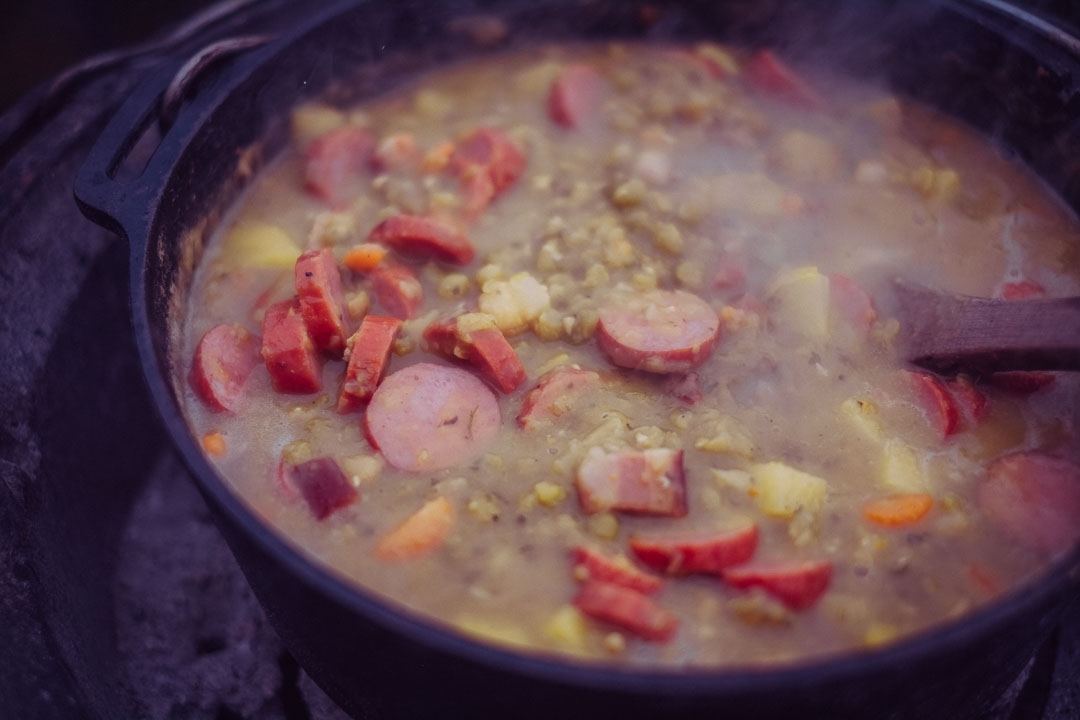 Ebsensuppe mit Cabanossi aus dem Dutch Oven